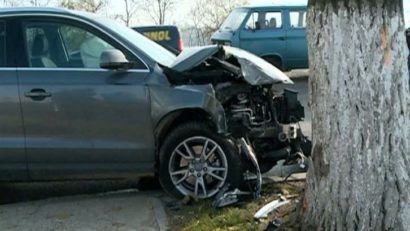 ACCIDENT. O mașină a intrat direct într-un pom, pe bulevardul Lăpușneanu