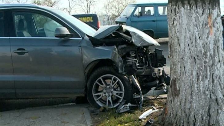ACCIDENT. O mașină a intrat direct într-un pom, pe bulevardul Lăpușneanu