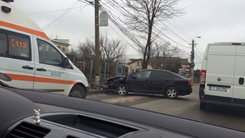 (UPDATE 13.47) Mașină intrată în stâlp, în stația RATC de pe strada Vârful cu dor