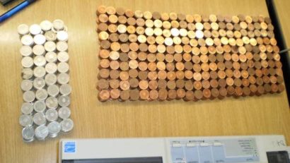 Un timişorean cu credite în franci elveţieni a plătit o parte din rată în monede de 10 şi 50 de bani