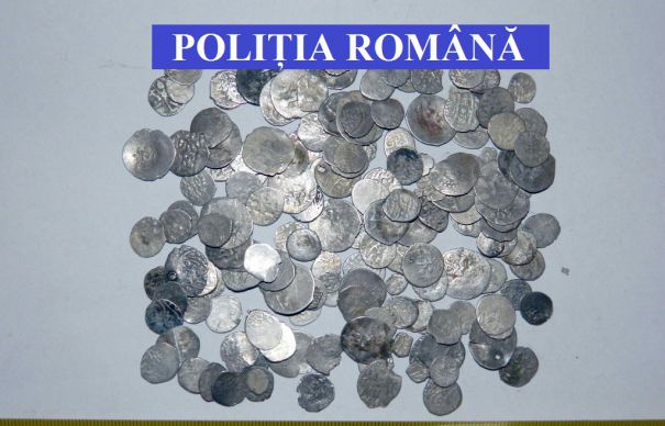 CONSTANȚA: Peste 1200 de monede și obiecte medievale și antice recuperate în urma unor percheziții