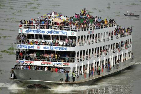 ZECI de persoane DISPĂRUTE. Naufragiu în Bangladesh