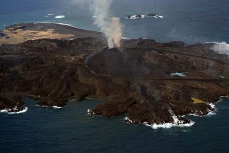 Insula japoneză Nishinoshima se măreşte continuu