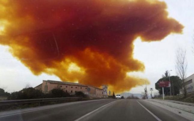 SPANIA: Explozie la o uzină chimică – Norul toxic se îndreaptă spre Barcelona