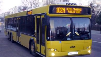ACCIDENT bizar pe linia 102, în zona Industrială. Aburii alcoolului dăunează grav echilibrului, în autobuz !