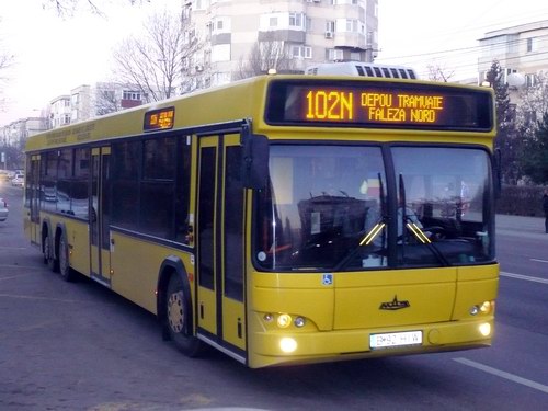 ACCIDENT bizar pe linia 102, în zona Industrială. Aburii alcoolului dăunează grav echilibrului, în autobuz !