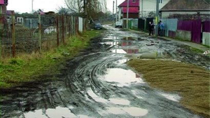Localnicii din Deltă au probleme cu apa de pe străzi