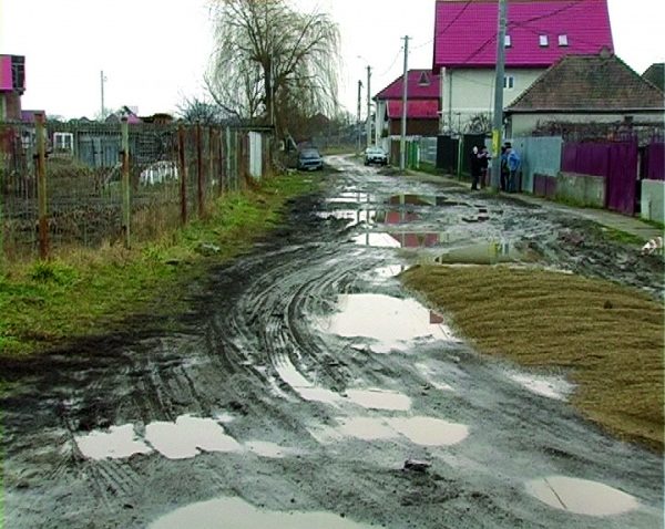 Localnicii din Deltă au probleme cu apa de pe străzi