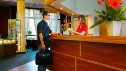 Turiştii vor plăti cu 1% mai puţin la cazare din 2016