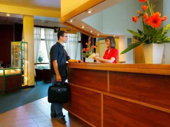 Turiştii vor plăti cu 1% mai puţin la cazare din 2016