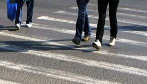 A lovit-o pe trecerea de pietoni de la Liceul de Artă şi a fugit. Tatăl victimei strigă după ajutor