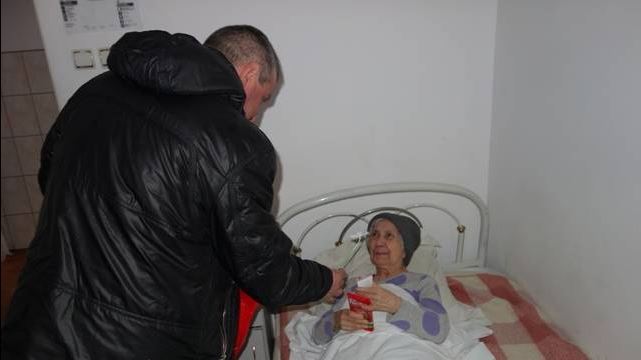 Femeile de la Centrul Social Poarta Albă, felicitate de puşcăriaşi