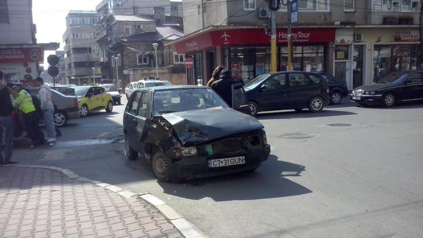(FOTO) ACCIDENT în Constanţa, lângă Muzeul de Artă. Un copil de cinci ani, rănit