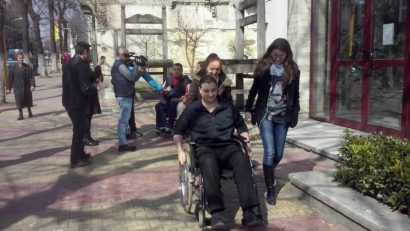 (FOTO) Constănţenii au aflat astăzi cum e să te deplasezi într-un scaun cu rotile