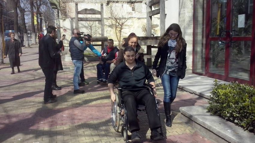 (FOTO) Constănţenii au aflat astăzi cum e să te deplasezi într-un scaun cu rotile