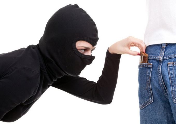 Atenţie la portofele! Două hoaţe minore au dat o lovitură de o mie de euro
