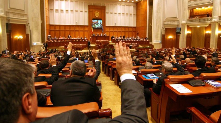 PSD şi PNL vor să se distanţeze de membrii de partid cercetaţi penal. Deocamdată, îi scapă de anchete