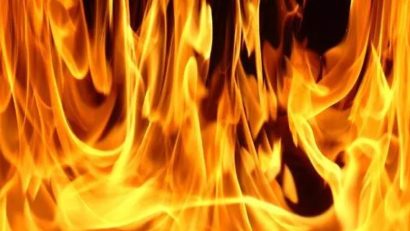 INCENDIU în satul Vlahii. Arde podul unei case