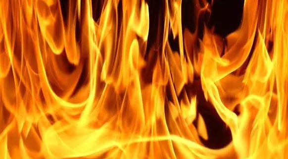 INCENDIU în satul Vlahii. Arde podul unei case