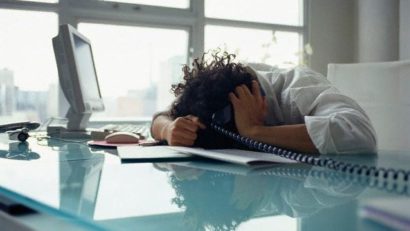 Tot mai multe persoane se dopează pentru a rezista stresului la serviciu