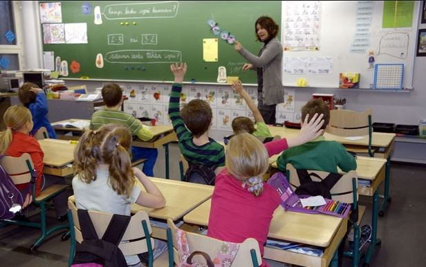 Revoluţie în sistemul de educaţie. O ţară renunţă complet la disciplinele şcolare