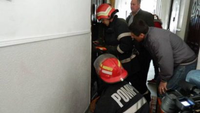 (UPDATE) Emoţii pe strada Cabanei din Năvodari. Pompierii, chemaţi să spargă uşa unui apartament