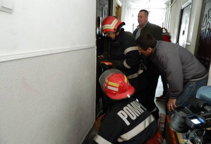 (UPDATE) Emoţii pe strada Cabanei din Năvodari. Pompierii, chemaţi să spargă uşa unui apartament