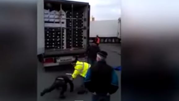 (VIDEO) Anchetă în Franţa: şoferi români, acuzaţi că au bătut imigranţi ilegali
