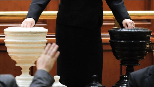 Liberalii somează PSD să voteze la vedere în cazurile Şova şi Vâlcov