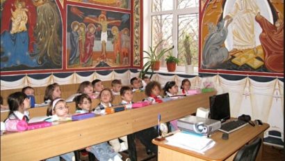 Ministerul Educaţiei: Înscrierile la ora de Religie se pot face în continuare
