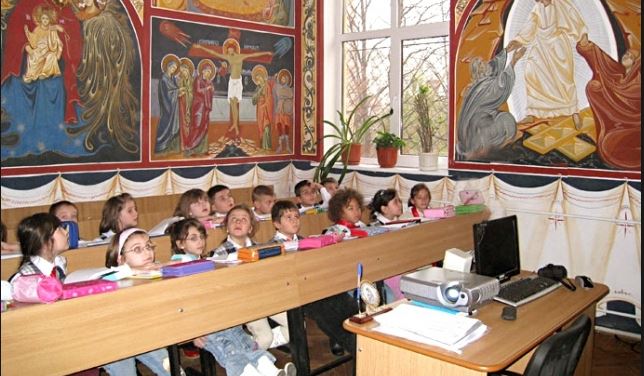 Ministerul Educaţiei: Înscrierile la ora de Religie se pot face în continuare