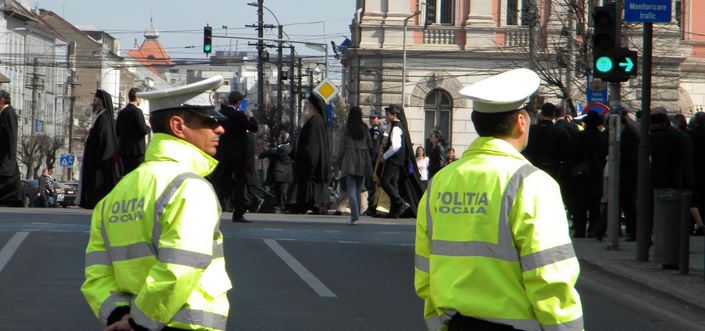 Lăsaţi fără alocaţia de hrană, poliţiştii lasă şi ei oraşul de izbelişte