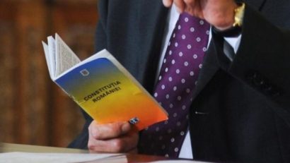Revizuirea Constituţiei revine în actualitate
