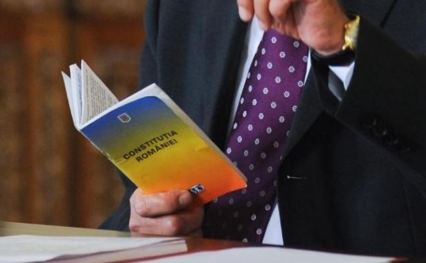 Revizuirea Constituţiei revine în actualitate