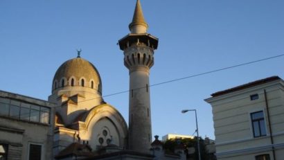 Monument arhitectural din Constanţa, în pericol. Fisuri în pereţii moscheii Hunchiar