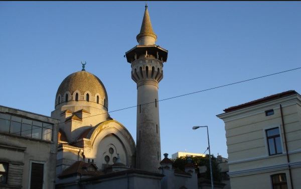 Monument arhitectural din Constanţa, în pericol. Fisuri în pereţii moscheii Hunchiar