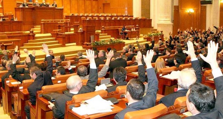 România riscă să piardă banii comunitari, susţine PNL. Moţiunea pe acest subiect, votată miercuri
