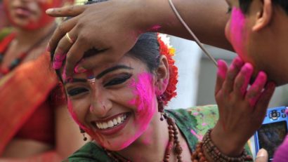 (FOTO) Hinduşii au celebrat Holi, Festivalul Primăverii
