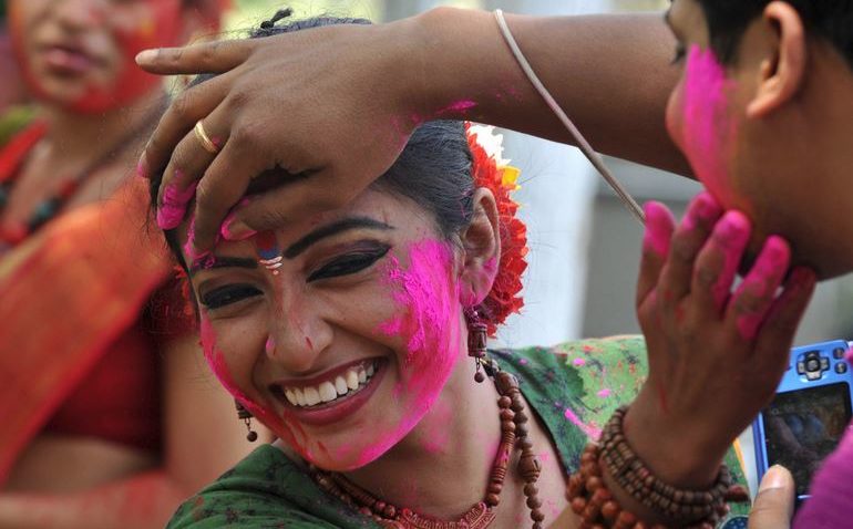 (FOTO) Hinduşii au celebrat Holi, Festivalul Primăverii