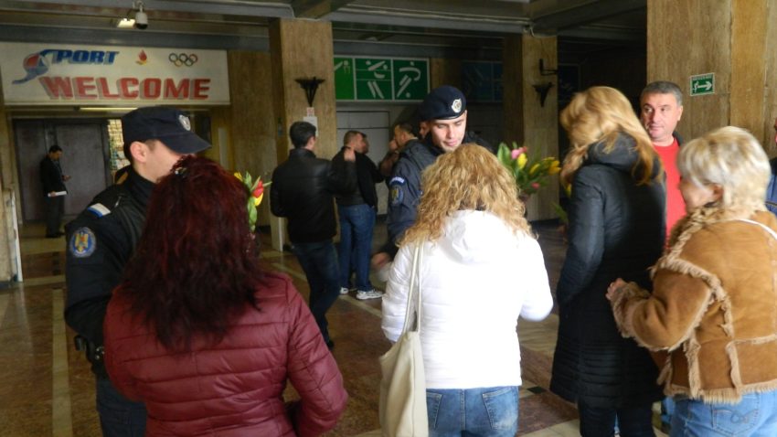 Jandarmii au felicitat suporterele HCM Constanţa