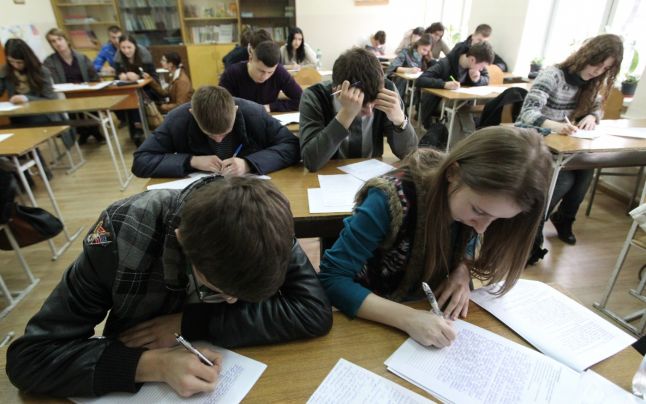 Ce măsuri iau profesorii pentru a îmbunătăţi rezultatele elevilor la examenul din vară? ( AUDIO )
