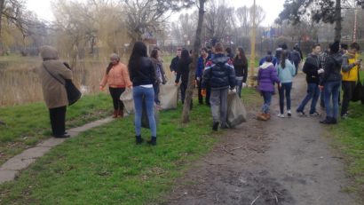 Parcul Tăbăcărie este curăţat de gunoaie. Alături de elevi, participă şi ministrul Mediului