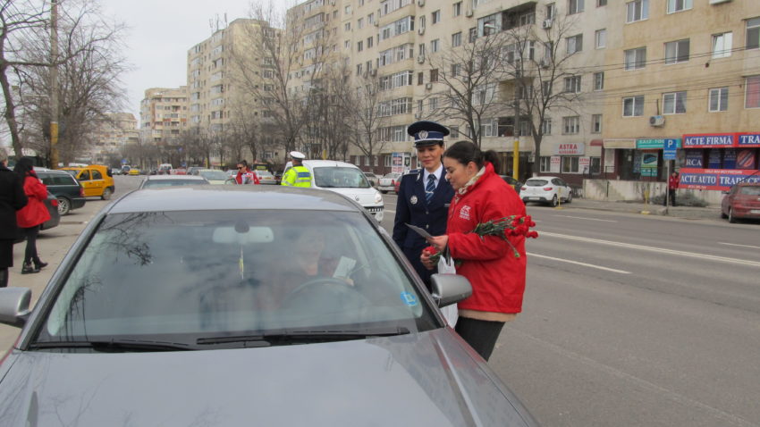 Flori și mărţişoare de la polițiștii constănțeni