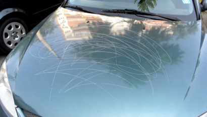 Un bărbat vandaliza maşini chiar lângă Consulatul Turciei