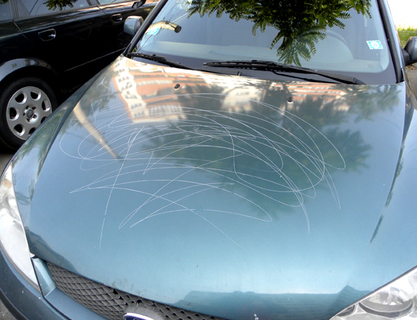 Un bărbat vandaliza maşini chiar lângă Consulatul Turciei