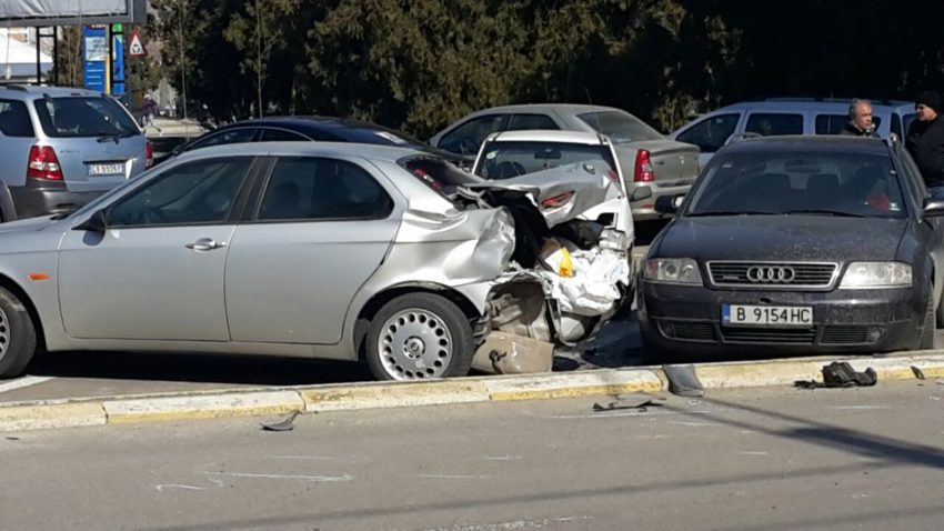UPDATE (FOTO) : Accident la hotelul Oxford. Şoferul, beat, a vrut să fugă, după ce a rănit o studentă