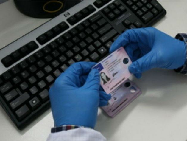 Descinderi la falsificatorii de documente din Constanţa şi Ovidiu