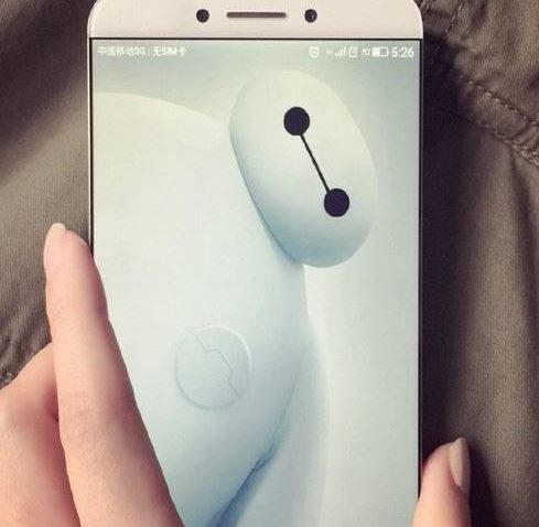 Un nou telefon Android cu ecran uriaș
