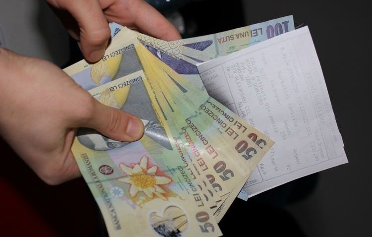 Pensiile şi salariile se dau mai devreme
