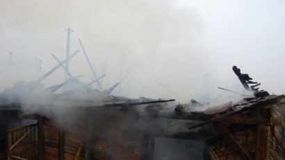 (Update) CONSTANŢA. Baracă de lemn în FLĂCĂRI!